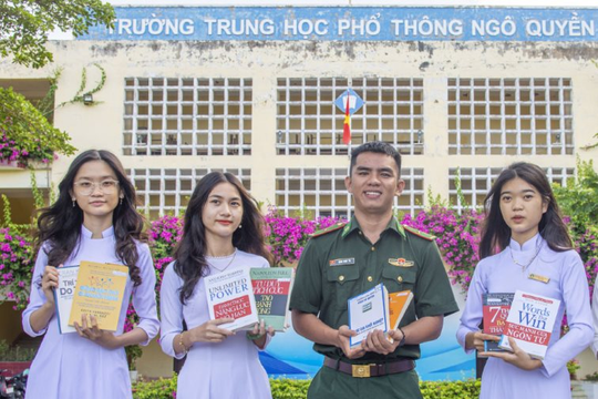 “Thư viện Đại tướng Lê Đức Anh” tặng sách cho Trường THPT Ngô Quyền