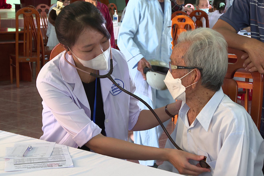 Tặng quà, khám cấp thuốc miễn phí cho 700 đối tượng chính sách, hộ nghèo, khó khăn xã Hàm Chính
