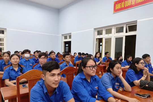 Lực lượng vũ trang, đoàn thanh niên Phan Thiết sinh hoạt Ngày Pháp luật Việt Nam