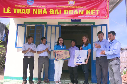 Bàn giao nhà Đại đoàn kết cho hộ nghèo huyện Hàm Thuận Bắc
