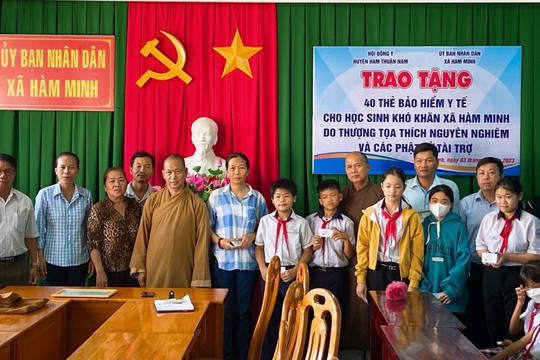Trao tặng 40 thẻ BHYT cho học sinh có hoàn cảnh khó khăn tại xã Hàm Minh