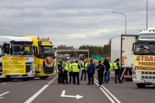 Tài xế Ba Lan lái xe tải chặn cửa khẩu biên giới, ngũ cốc Ukraine lại bị nghẽn