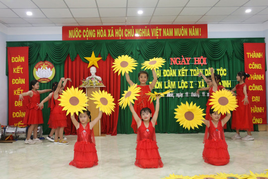 Nhân dân thôn Lâm Lộc 1 vui đón Ngày hội đại đoàn kết toàn dân tộc