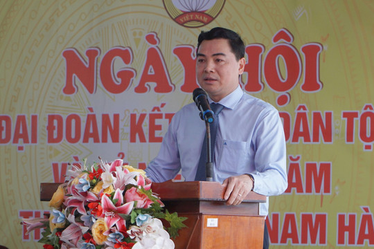 Chủ tịch Hội đồng nhân dân tỉnh Nguyễn Hoài Anh chung vui cùng nhân dân thôn Nam Hà