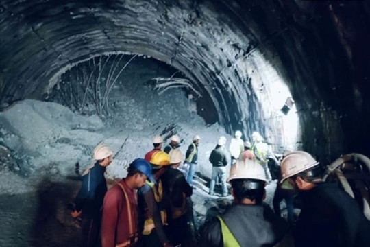 Sập đường hầm đang xây dựng ở Ấn Độ, 40 công nhân mắc kẹt