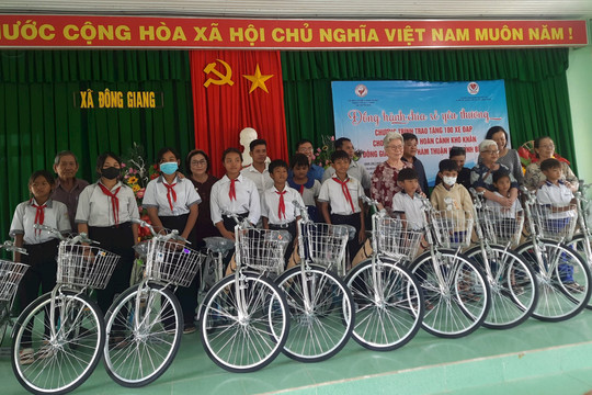 Tặng 100 chiếc xe đạp cho học sinh vùng cao Hàm Thuận Bắc