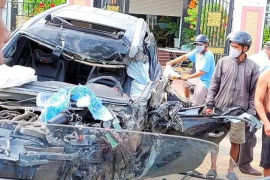Điều tra vụ ô tô tông vào xe tải ở Đông Hà