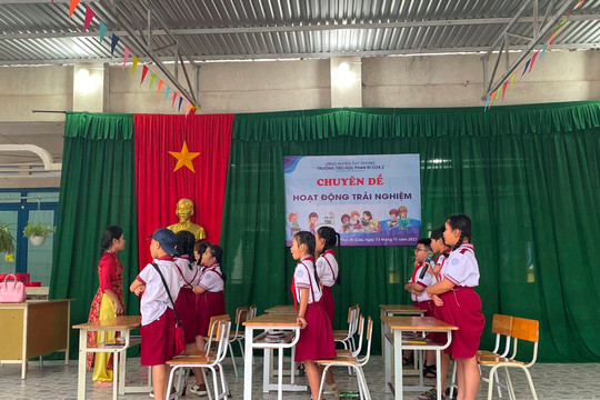 Một tiết học trải nghiệm với hình thức song ngữ tại Trường tiểu học Phan Rí Cửa 2