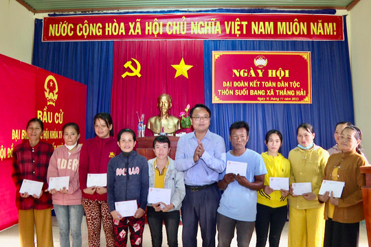 Trưởng Ban Dân vận Tỉnh ủy dự Ngày hội Đại đoàn kết toàn dân tộc tại thôn Suối Bang