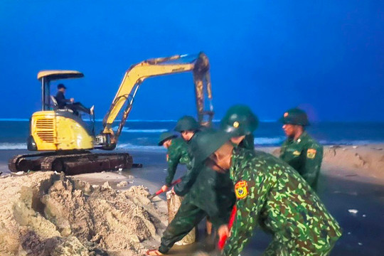 Phú Quý: Lực lượng vũ trang giúp dân khắc phục sạt lở do mưa lớn 