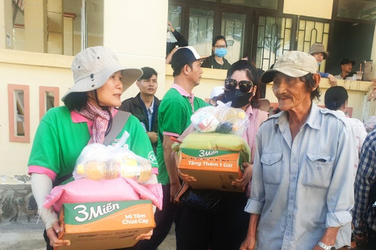 Trao tặng 150 phần quà cho người nghèo, khó khăn ở Suối Kiết