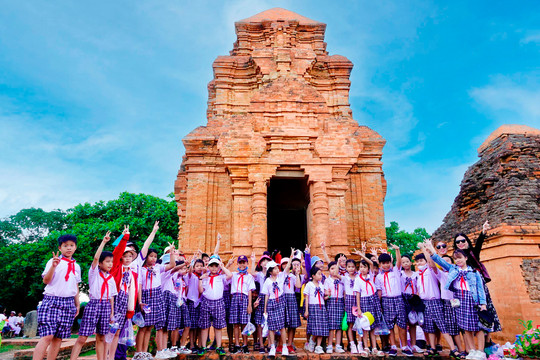 Ngày Di sản văn hóa Việt Nam 23/11: 
Giáo dục truyền thống cho học sinh thông qua di sản 