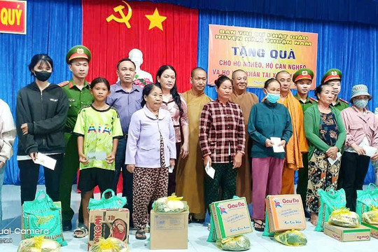 Trao 100 suất quà cho người nghèo, khó khăn xã Thuận Quý