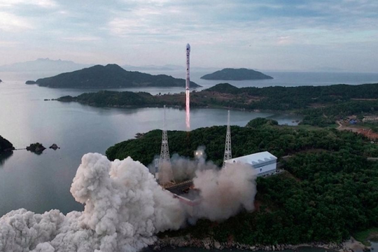 Ông Kim Jong-un ca ngợi vệ tinh do thám vừa phóng là “người bảo vệ không gian”