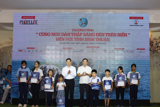 Công ty TNHH MTV Xổ số Kiến thiết Bình Thuận: Trao học bổng cho con em ngư dân vượt khó học giỏi