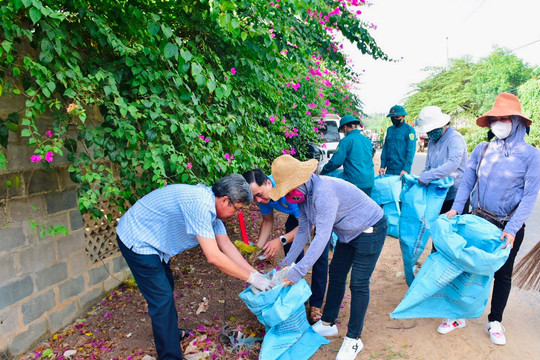 Phó Chủ tịch UBND tỉnh Nguyễn Minh tham gia tổng vệ sinh môi trường tại phường Đức Long