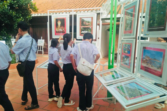 Triển lãm ảnh tư liệu “Di sản văn hóa Bình Thuận” ﻿﻿ và “Những tấm gương bình dị mà cao quý”
