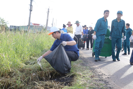 Chủ tịch Ủy ban nhân dân tỉnh tham gia vệ sinh môi trường tại xã Hàm Kiệm, Hàm Thuận Nam