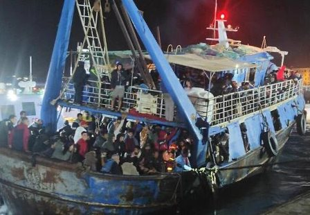 Gần 600 người trên thuyền đánh cá, vượt biển đến Italy trong 24 giờ qua