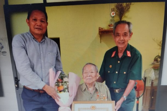 Trao tặng Huy hiệu 70 năm tuổi Đảng cho đảng viên Nguyễn Văn Ngư
