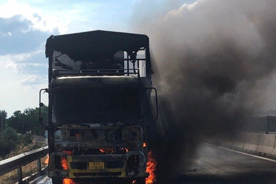 Lại xảy ra cháy xe trên cao tốc Vĩnh Hảo - Phan Thiết