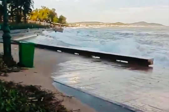 Sóng đánh gây hư hỏng kè bảo vệ bờ biển tại Đồi Dương – Thương Chánh