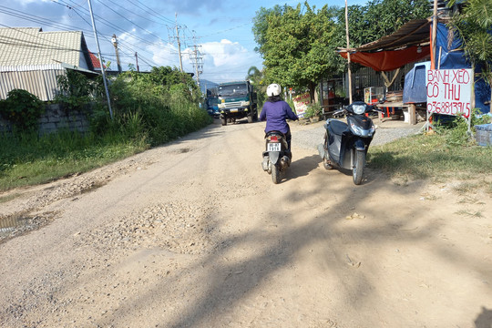 Hàm Thạnh: Đường liên thôn xuống cấp nghiêm trọng