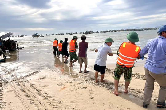 Đồn Biên phòng Tân Thành: Cứu hộ tàu cá bị chìm khi đang neo đậu