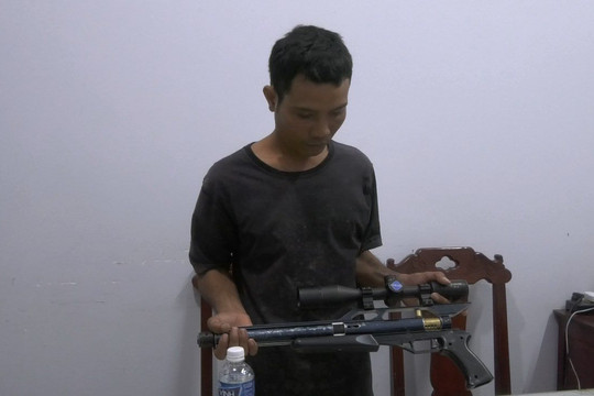 Tánh Linh: Một thanh niên tự nguyện giao nộp vũ khí