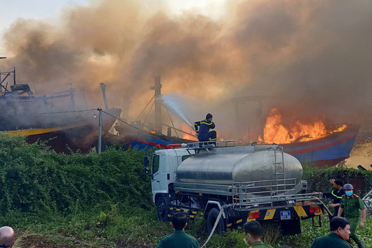  Khẩn trương khắc phục hậu quả vụ cháy tàu cá tại phường Phú Hài