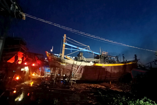 Cơ bản khống chế đám cháy tàu cá tại phường Phú Hài