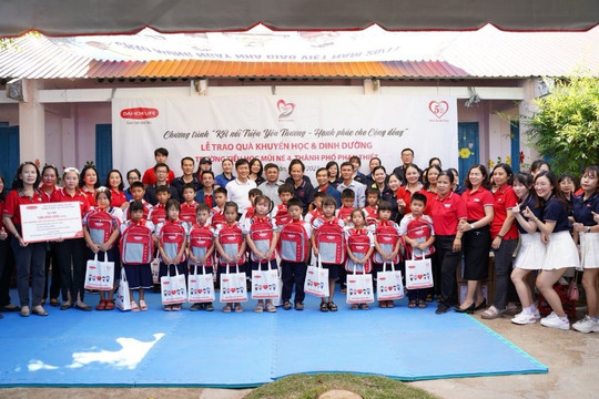 Dai-ichi Life VN trao quà khuyến học và dinh dưỡng cho học sinh ﻿﻿có hoàn cảnh khó khăn tại Bình Thuận