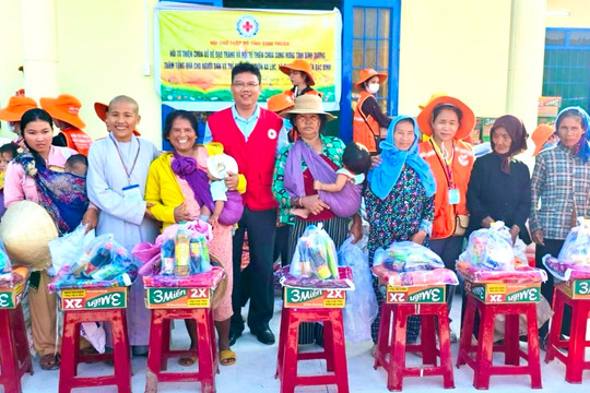 Trao tặng 500 suất quà cho người dân nghèo thôn Ka Lúc