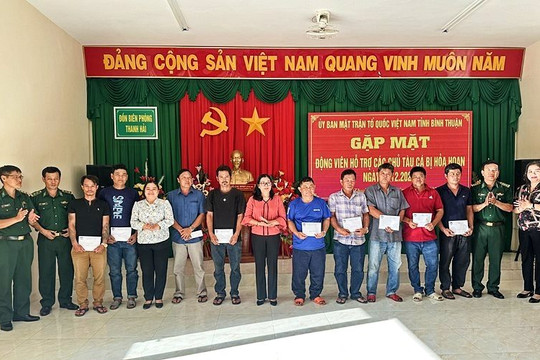 Thăm, hỗ trợ các chủ tàu cá bị hỏa hoạn tại phường Phú Hài