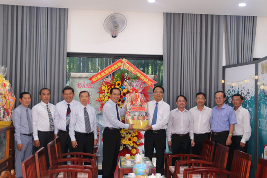 Trưởng Ban Dân vận Tỉnh ủy chúc mừng Giáng sinh Hội thánh Tin lành Việt Nam