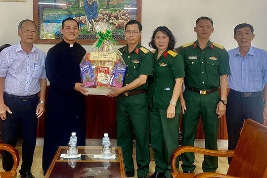 Ban CHQS thành phố Phan Thiết: Thăm chúc mừng Giáng sinh 2023