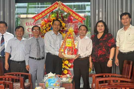 Ủy ban MTTQ Việt Nam tỉnh thăm, chúc mừng Giáng sinh 