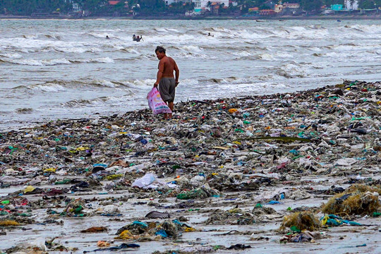 Ô nhiễm môi trường biển: Tuyên truyền thôi chưa đủ!