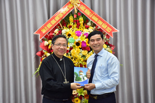 Binh Thuan’s party leader delivered Christmas greetings to  Catholic Institutions