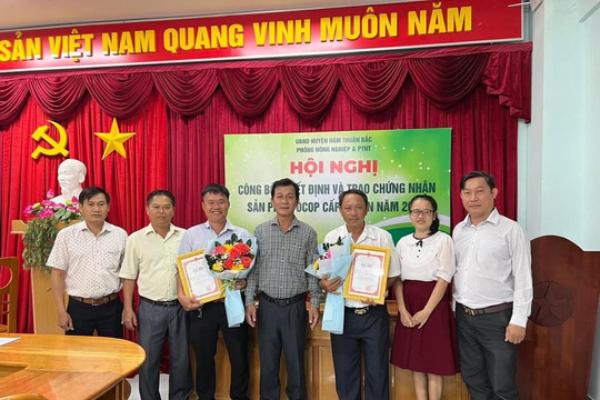 Hàm Thuận Bắc: 2 chủ thể sản phẩm được trao giấy chứng nhận OCOP 3 sao