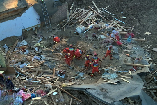131 người chết vì động đất, Trung Quốc chạy đua tìm nạn nhân trong giá lạnh