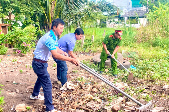 Phó Chủ tịch UBND tỉnh Nguyễn Hồng Hải tham gia tổng vệ sinh môi trường tại phường Phú Thủy 
