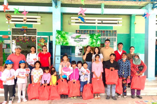 Tặng 350 suất quà cho người nghèo huyện Tuy Phong