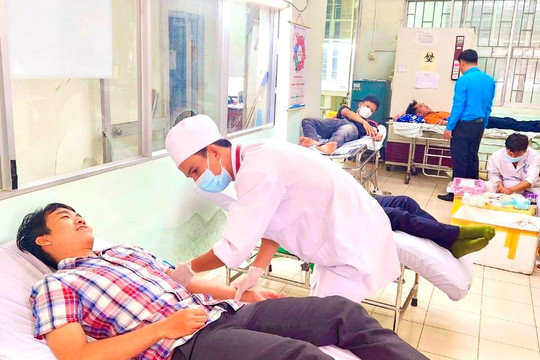 Đoàn viên Công đoàn Viên chức tỉnh tham gia hiến máu tình nguyện