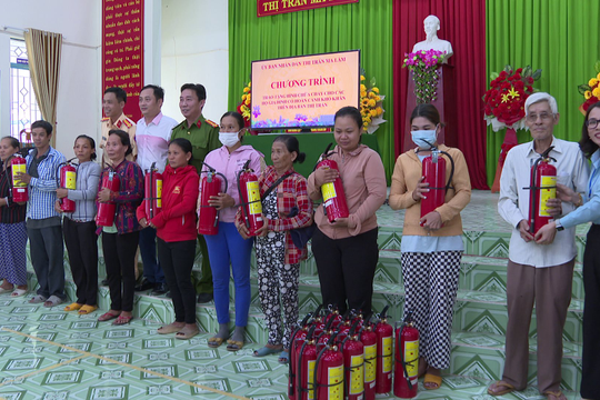 Hàm Thuận Bắc: Tặng 200 bình chữa cháy cho hộ nghèo