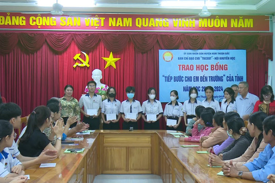 Hàm Thuận Bắc: Trao 46 suất Học bổng “Tiếp bước cho em đến trường” 