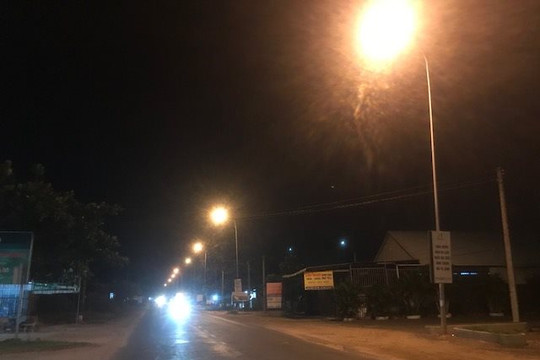 Hàm Tân: Trung tâm 3 xã ven biển có đèn đường chiếu sáng
