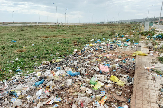 Bao giờ rác thải không còn xả nơi công cộng?