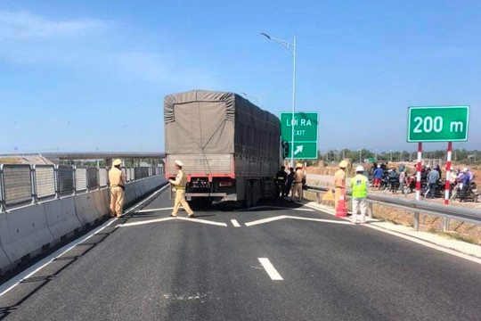 Khởi tố tài xế điều khiển xe tải lao vào CSGT trên cao tốc