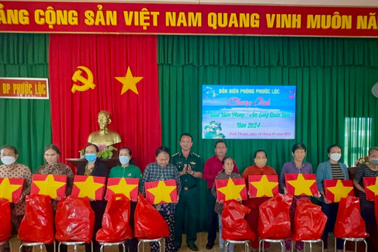 Đồn Biên phòng Phước Lộc: Tặng quà và cờ Tổ quốc cho hộ nghèo, gia đình chính sách
